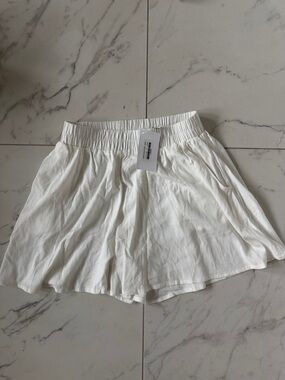 Women's White Elastic-Waist Linen Blend Shorts